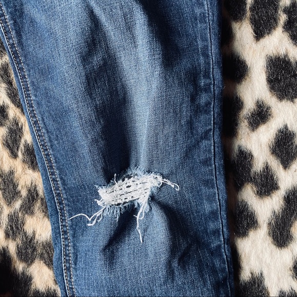 Old Navy Boyfriend distressed skinny jeans - Picture 4 of 10